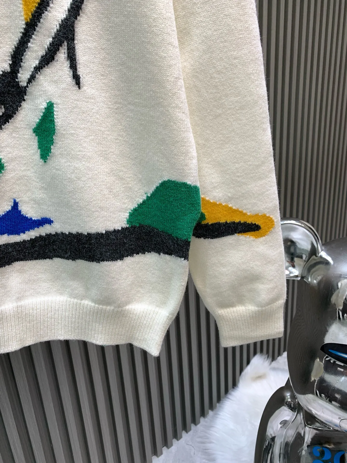 🅿️440 🀄️ Louis Vuitton 𝗟𝗢𝗨𝗜𝗦 𝗩𝗨𝗜𝗧𝗧𝗢𝗡 Intarsia plush crew neck sweater. A must-have human face sweater to summon the gods and goddesses. Both the material and design are high-end. The main body material is made of 100 cotton wool. It feels super soft and waxy. The color scheme is made of cashmere and wool blends. The position of the intarsia will be more hairy. There are 6 colors in total. The intarsia machine imported from Japan is made by Shima Seiki. This intarsia pattern is very difficult. There are more than 20 yarn feeders and dozens of yarns to make a pattern. The loss is huge and the process technology requirements are high. The key is that every color is colored spinning. The upper body is super fashionable and stylish. It must be worn~
